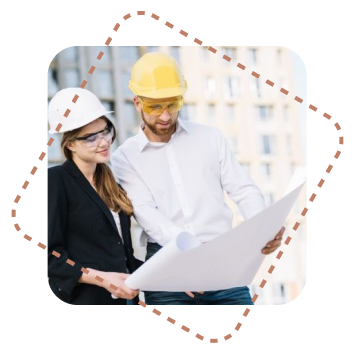 mulher e homem analisando planta de engenharia