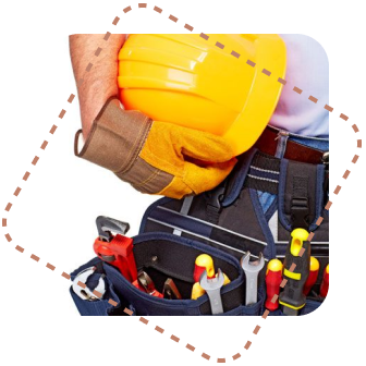 técnico segurando capacete e usando cinto com ferramentas